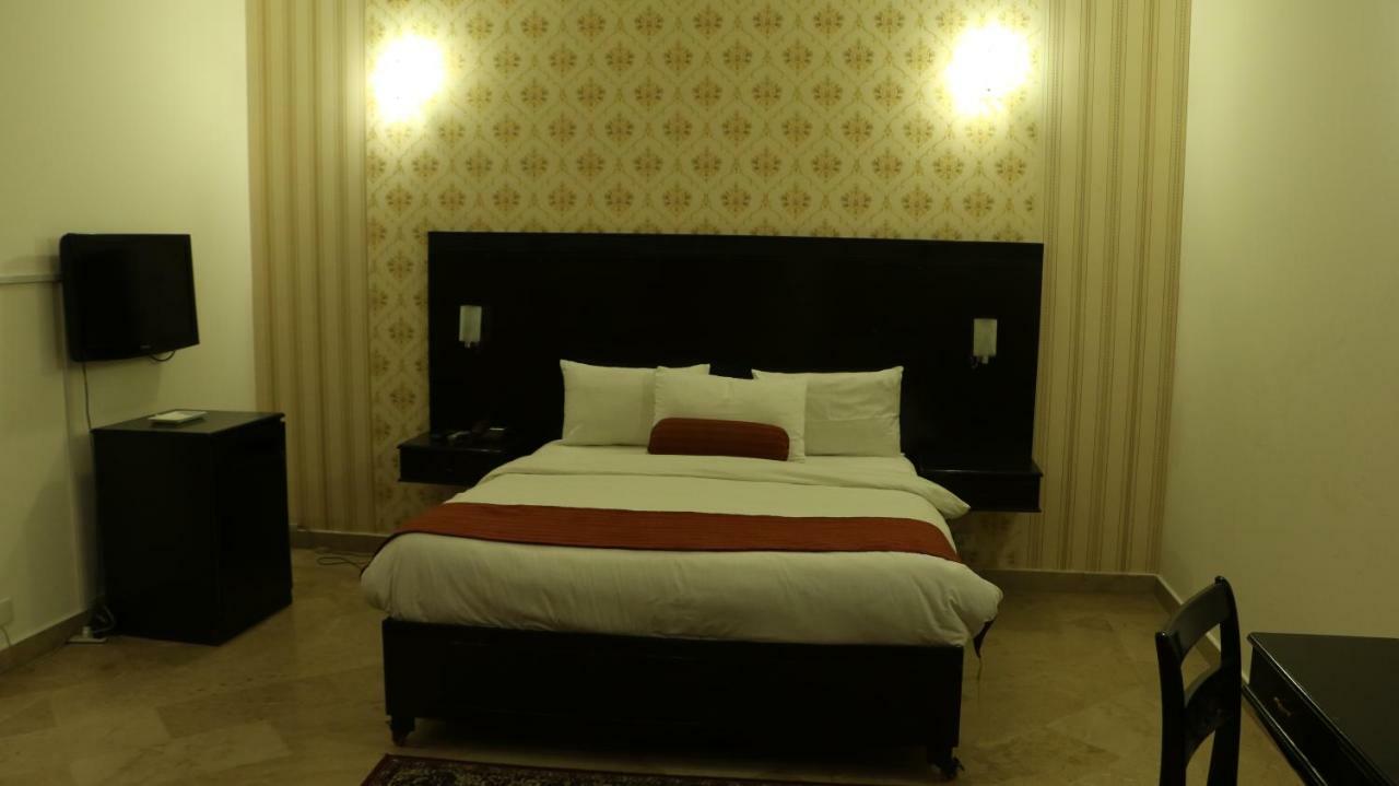 The Royal Manor Bed and Breakfast Islamabad Esterno foto