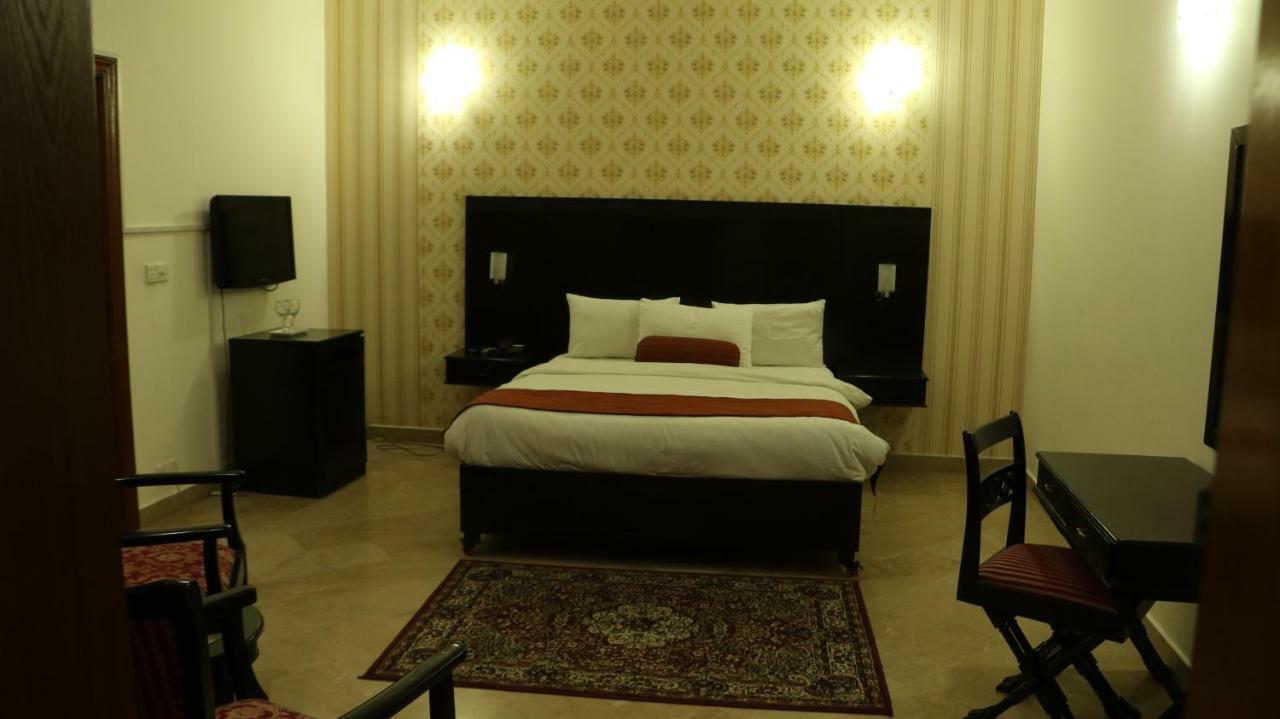 The Royal Manor Bed and Breakfast Islamabad Esterno foto