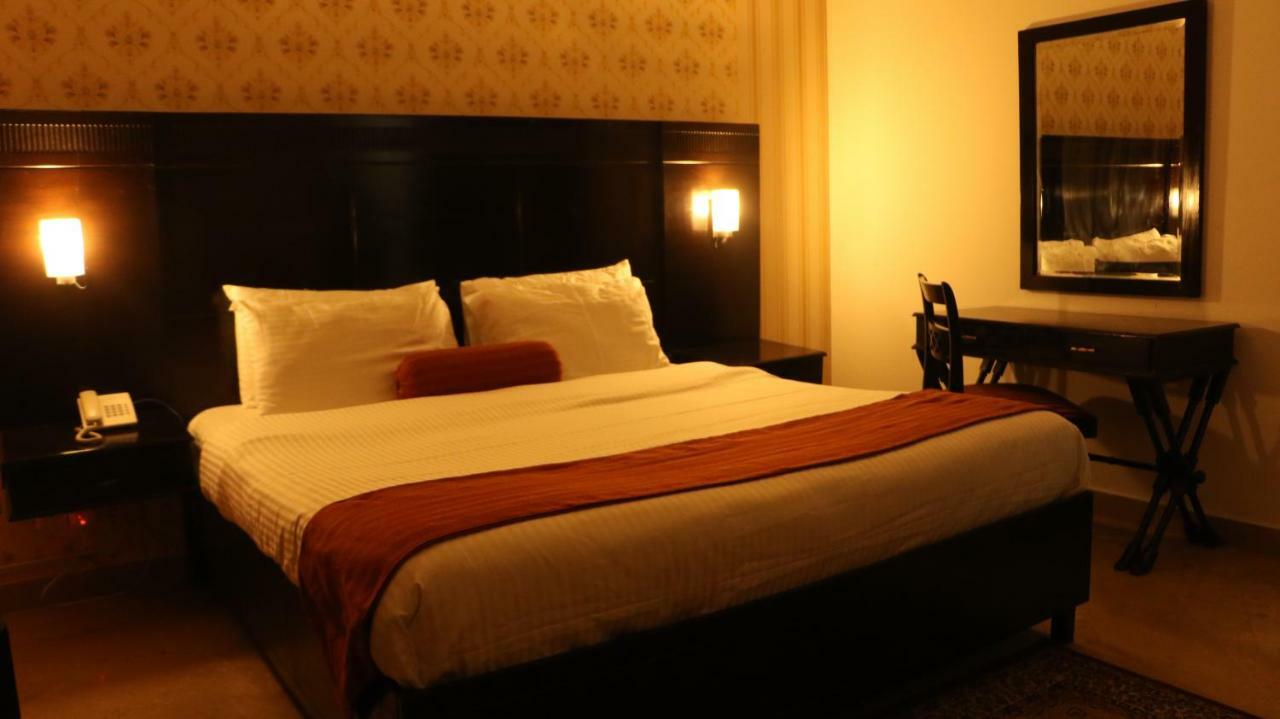 The Royal Manor Bed and Breakfast Islamabad Esterno foto