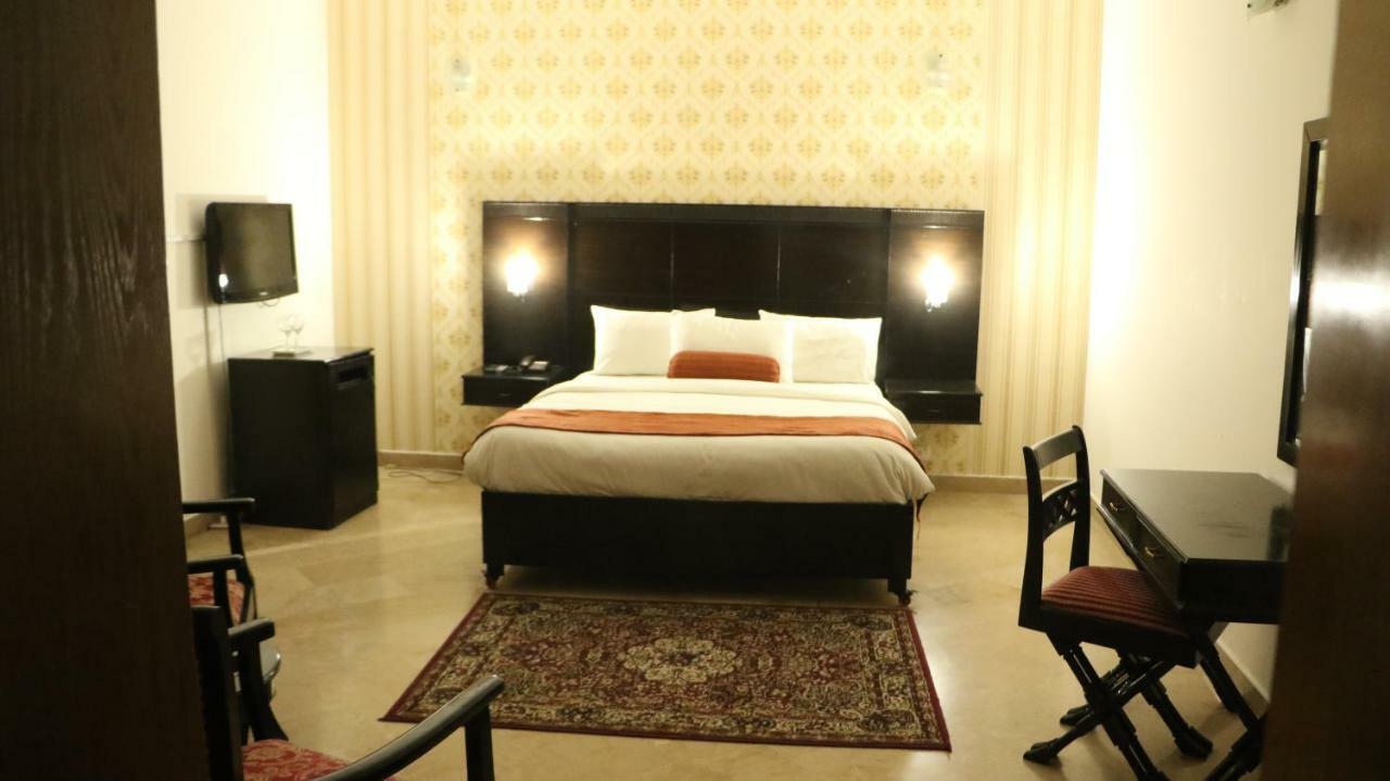 The Royal Manor Bed and Breakfast Islamabad Esterno foto