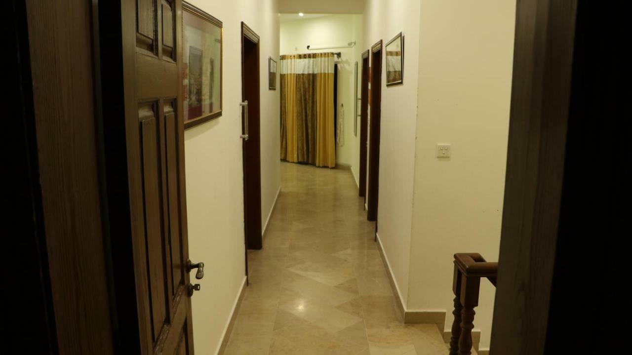 The Royal Manor Bed and Breakfast Islamabad Esterno foto